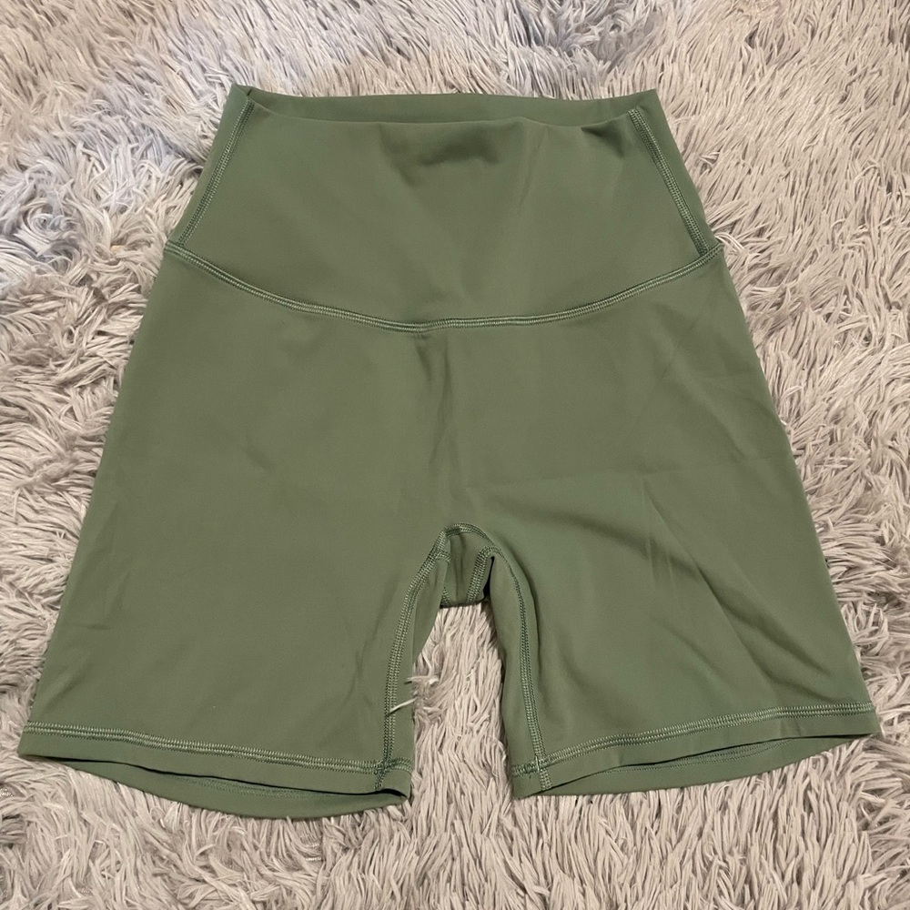 Kamo fitness featherlite hidden scrunch shorts